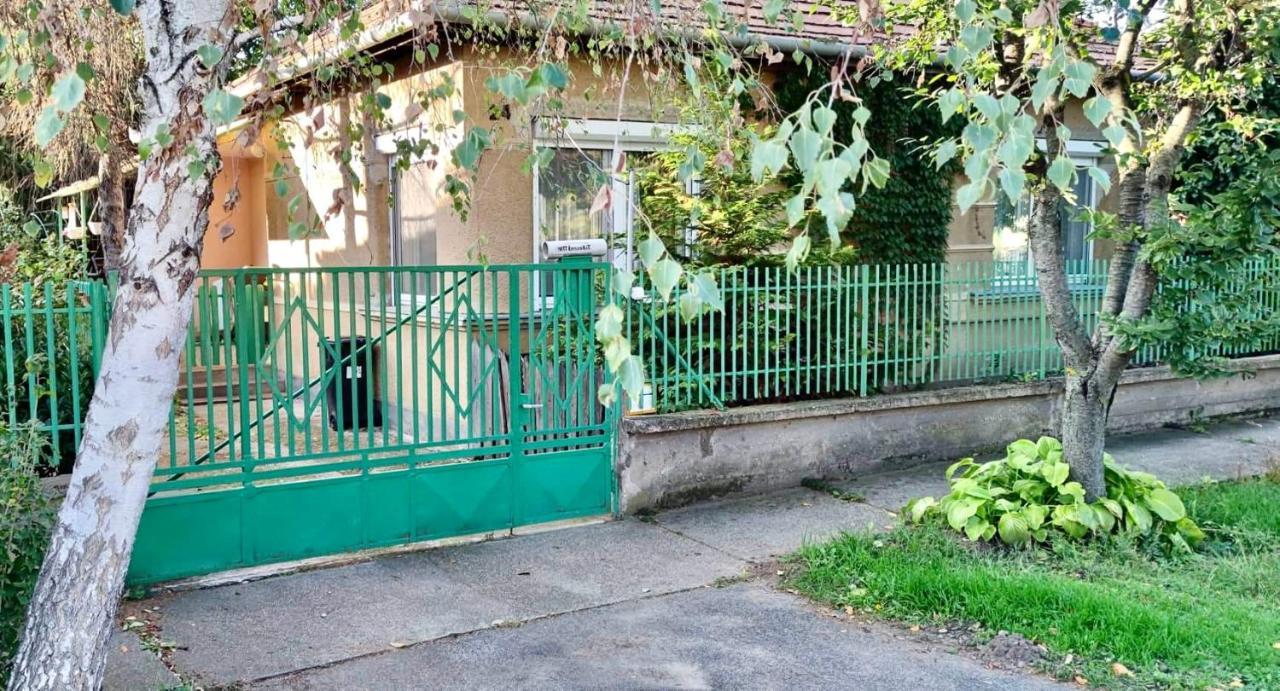Grany'S Retro Guesthouse Near Budapest Airport Vecsés Eksteriør billede