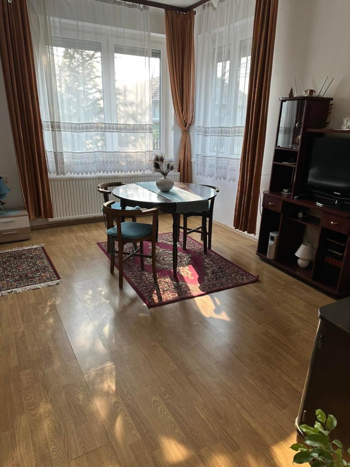 Grany'S Retro Guesthouse Near Budapest Airport Vecsés Eksteriør billede