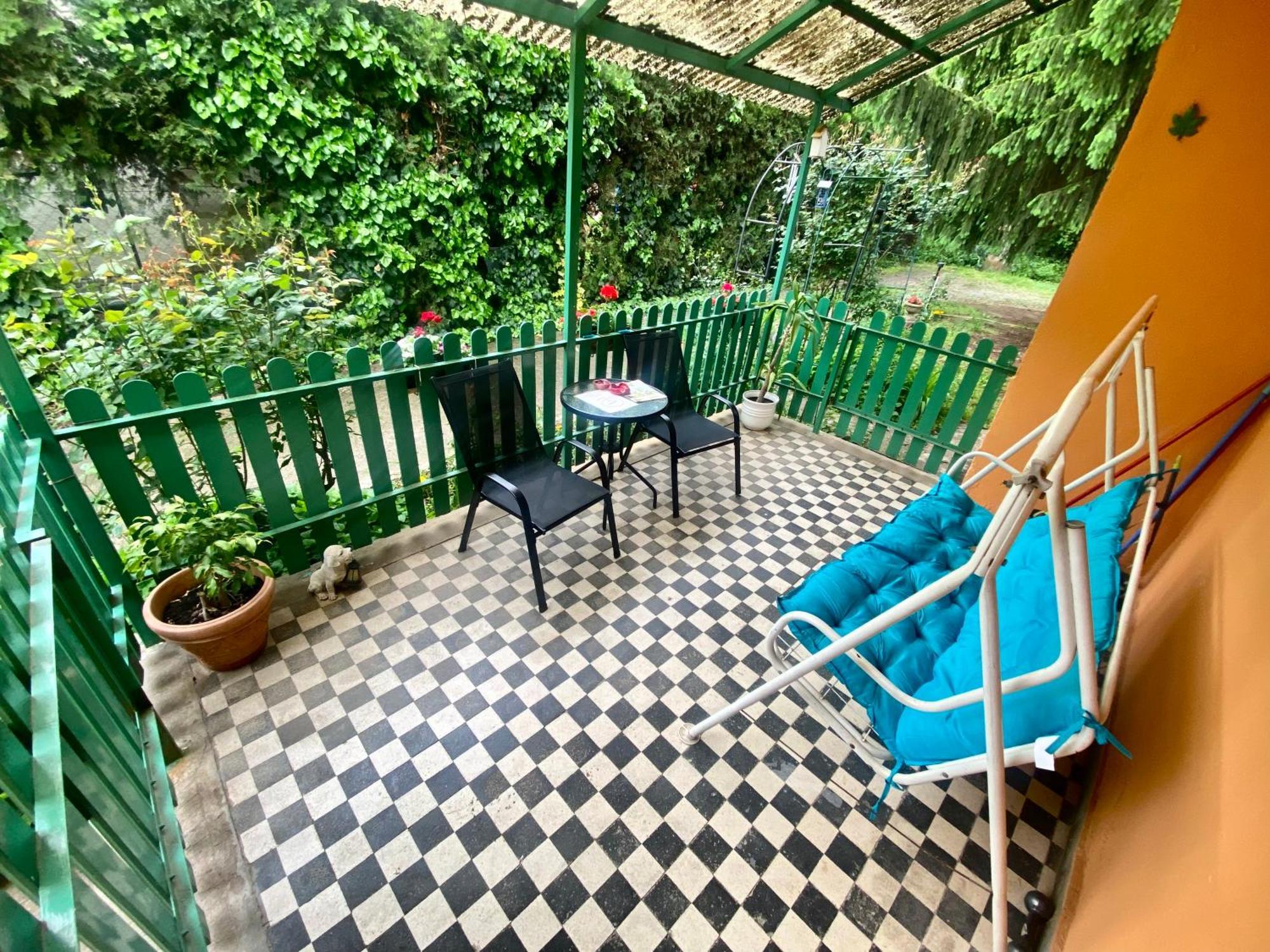 Grany'S Retro Guesthouse Near Budapest Airport Vecsés Eksteriør billede